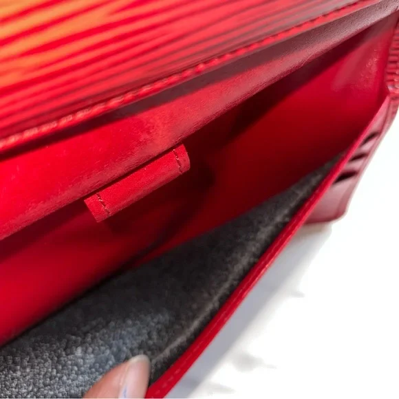 SALE! Louis Vuitton International Epi Wallet on chain ❤️ - Picture 14 of 16